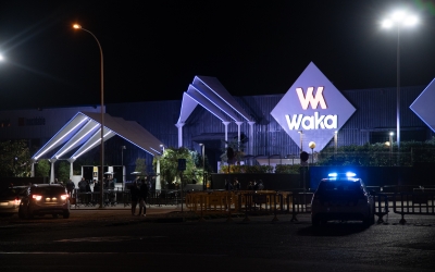 Un vehicle policia a les portes de la discoteca Waka | Roger Benet