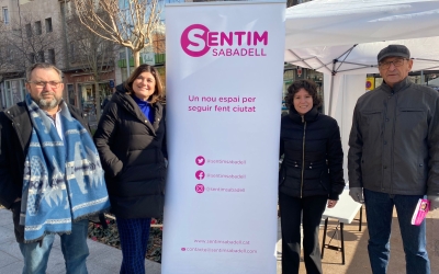Els candidats de Sentim Sabadell, amb Maribel Lopera i Marta Morell al centre | Helena Molist