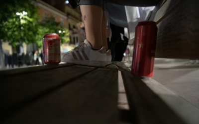 Una persona consumint alcohol al carrer | Roger Benet