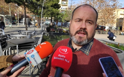 Joan Mena explicant les propostes pel comerç a la plaça del Pi | Pau Duran