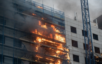 L'edifici de Del Llac Center, en flames/ Roger Benet