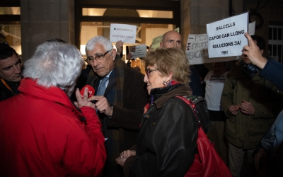 Els participants a la protesta de la FAVS conversen amb el conseller Balcells | Roger Benet