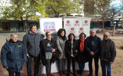 La tinenta d'alcaldessa Marta Morell i la coordinadora d'Igualtat de la Diputació, Teresa Llorens, amb representants veïnals | Ràdio Sabadell