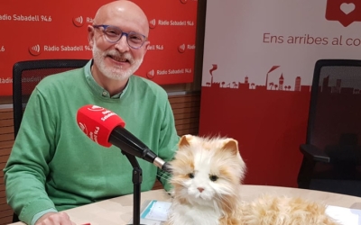 Pedro Cano, amb la mascota robot, a Ràdio Sabadell