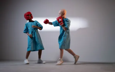 Dos nens fent boxa contra el càncer | Pexels