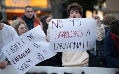 Manifestants contra els barracons, a plaça Sant Roc/ Roger Benet