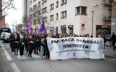 Una cinquantena de manifestants es mobilitzen pel centre de Sabadell el 8-M | Roger Benet
