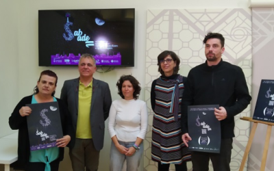 Jordi Roca i Marta Morell, amb altres representants de l'oci nocturn i la creadora del cartell de la campanya/ Ajuntament