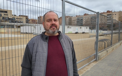 Joan Mena, davant l'Escola Virolet, aquest divendres | Pau Duran