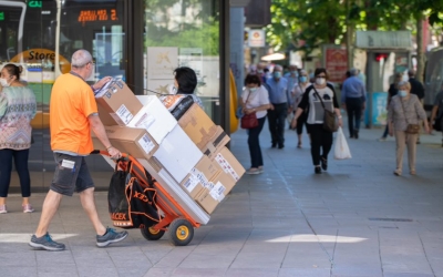 Un repartidor de paquets al carrer | Roger Benet