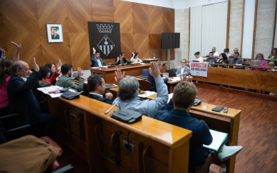 El Ple municipal, durant una de les votacions de la sessió/ Roger Benet