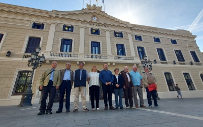 Joan Mena i exregidors dels governs Farrés davant l'Ajuntament | Núria García