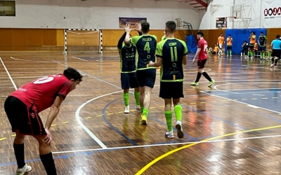 Jugadors de la Pia celebrant un gol de 'Peluca' | Adrián Arroyo