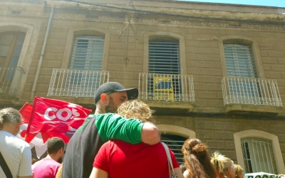Una parella, celebrant l'ocupació de l'immoble del carrer Corominas/ Karen Madrid