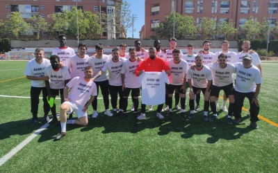 Els jugadors de la Sabadellenca donant suport al seu capità | @UESabadellenca