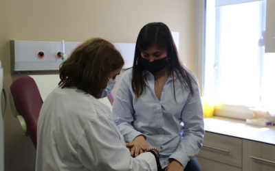Una pacient en una consulta de dermatologia/ ACN