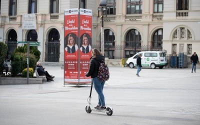 Un patinet elèctric al Passeig de la Plaça Major | Roger Benet