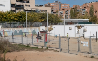 Imatge dels nens jugant al pati de l'Escola Virolet | Roger Benet