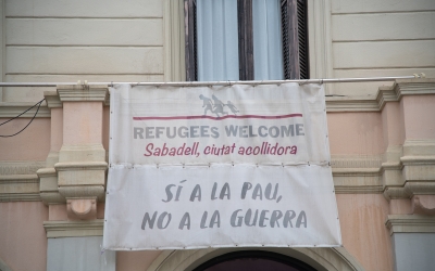 Una pancarta a favor d'acollir persones refugiades a l'Ajuntament | Roger Benet