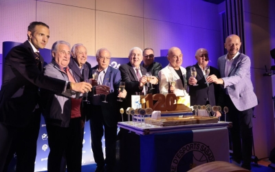 Fotografia dels presidents presents ahir a l'acte amb el pastís dels 120 anys | CES