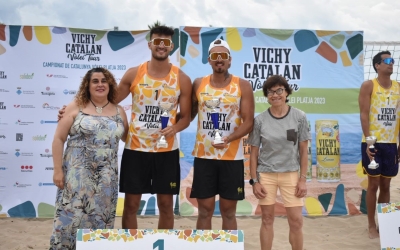 Reñé i Jiménez amb el trofeu de campions al torneig de Vilanova i la Geltrú | Federació Catalana de Voleibol