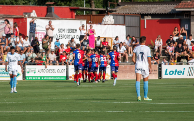 Els jugadors olotins, fent pinya després de marcar contra el Girona | @UEO1921