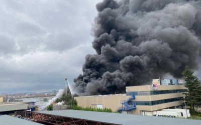 Incendi d'una nau industrial al polígon de Can Roqueta |Helena Molist