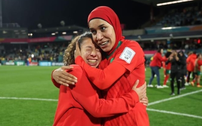 Fàtima Gharbi (esquerra) després de la històrica classificació del Marroc per vuitens de final | FIFA