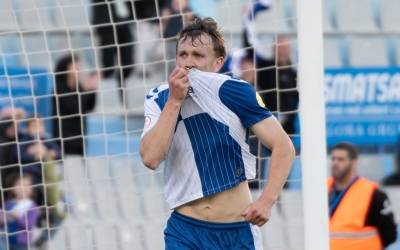 Vladys, fent un petó a l'escut en un dels gols a la NCA | Roger Benet