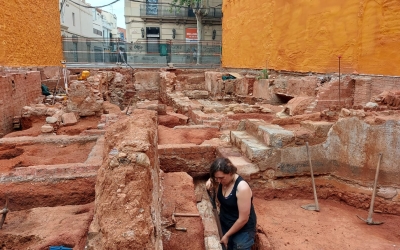 Una arqueòloga treballant en les excavacions del solar de la Via Massagué | Núria García
