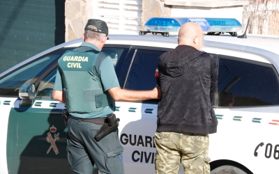 Un dels detinguts a la Bisbal del Penedès en el marc de l'operació | Arnau Martínez (ACN)