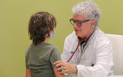 El doctor Asensio visitant un pacient | Cedida