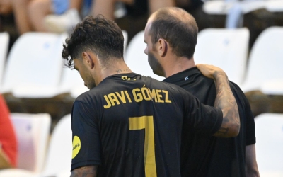 Javi Gómez, abandonant lesionat el Camp d'Esports | CES