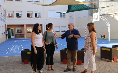 L'alcaldessa i el regidor d'Educació amb la directora i professionals de l'Enric Cassassas | Júlia Ramon
