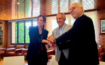 Farrés, Mogas i el president de l'Aeroclub, després de signar l'acord/ Karen Madrid