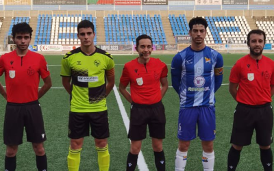 Fotografia de capitans amb la tripleta arbitral al Figueres - Sabadell 'B' | CES