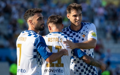 Manel celebra amb Moyano i Astals el seu gol davant el Sestao | Roger Benet