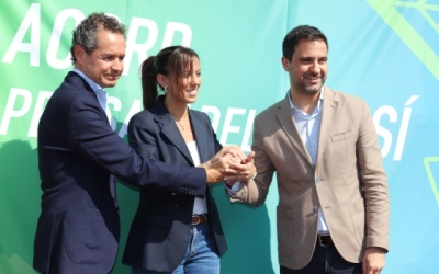 Lluís Matas, Marta Farrés i Pol Gibert escenificant l'acord | Ajuntament de Sabadell