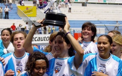 Laura del Río, aixecant aquell trofeu a l'estadi | Cedida