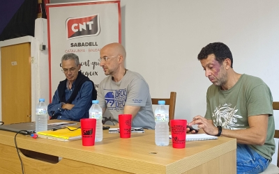 Cohen (esquerra), Gallego i Khaililla, a l'Ateneu Llibertari de Sabadell/ Karen Madrid
