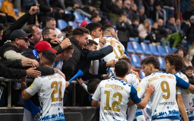 Herrero ha celebrat el gol amb el centenar d'aficionats arlequinats desplaçats | Roger Benet