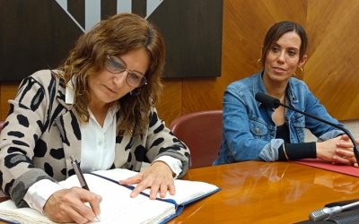 Vilagrà, signant el llibre d'honor de la ciutat, amb Marta Farrés/ Karen Madrid