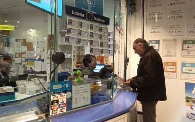 Un ciutadà comprant loteria a l'administració de la Via Massagué/ Karen Madrid