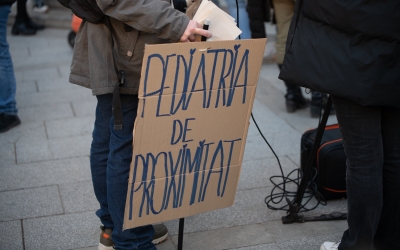 Cartell durant una protesta en contra de la concentració pediàtrica | Roger Benet