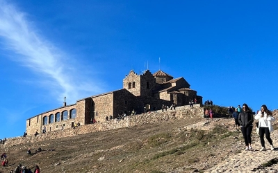 Persones caminant cap al monestir al cim de La Mola | Roger Benet