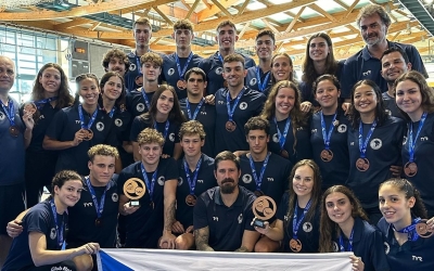 Els nedadors del Club, amb les medalles de bronze | @cnsnatacio