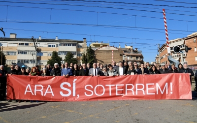 Polítics, entitats i associacions celebren l'inici de les obres darrere la pancarta | Albert Segura