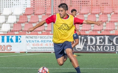 Carles Salvador entrenant-se amb el seu anterior equip | Atlético Saguntino