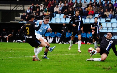 Toni Herrero bloca un xut de Dani González en el partit de la primera volta | RC Celta