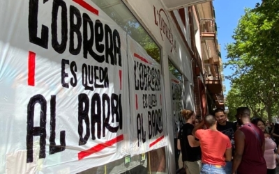 Una pancarta a l'exterior de l'Obrera, durant un acte de protesta pel desallotjament/ Helena Molist
